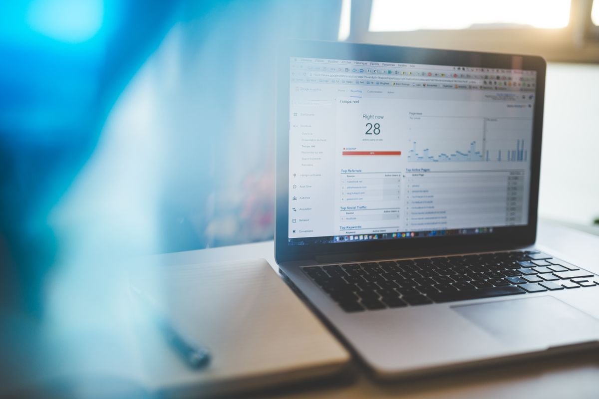 Tableau de bord Google Analytics en temps réel sur un ordinateur portable, illustrant le suivi transparent des performances SEO